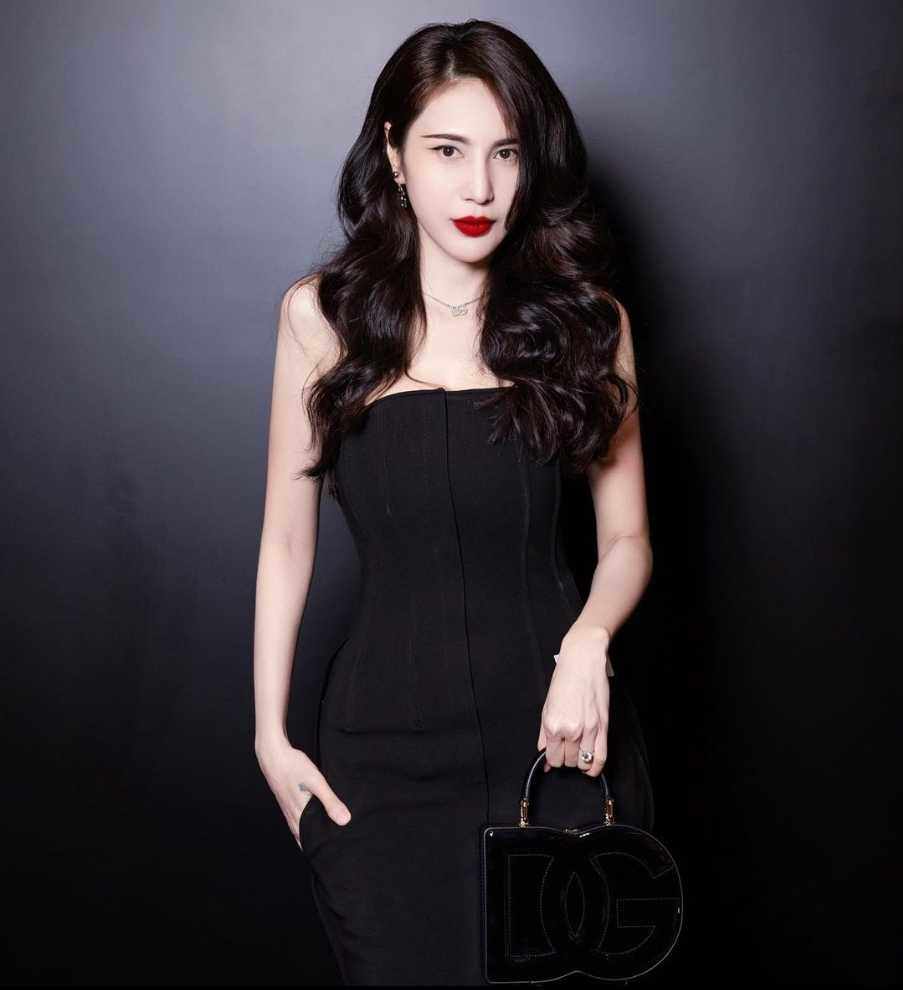 Giải trí - Thủy Tiên lộ vẻ ngoài hoàn toàn lạ lẫm, làn da trắng sứ như "Bạch Tuyết đời thật"