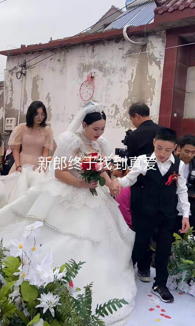 Đời sống - Chú rể cao 1m40 cưới được vợ cao ráo, trẻ đẹp