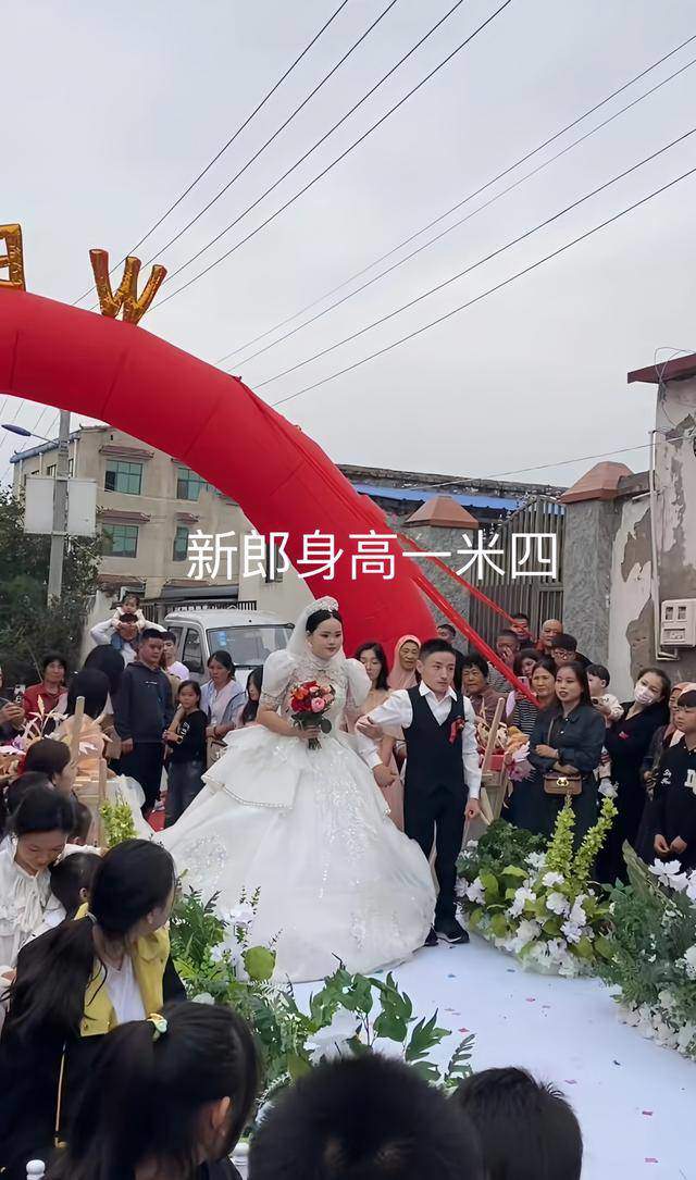 Đời sống - Chú rể cao 1m40 cưới được vợ cao ráo, trẻ đẹp (Hình 3).