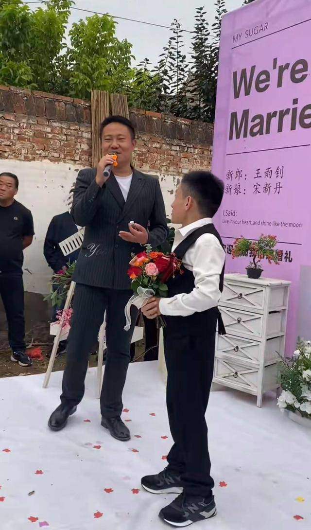 Đời sống - Chú rể cao 1m40 cưới được vợ cao ráo, trẻ đẹp (Hình 2).