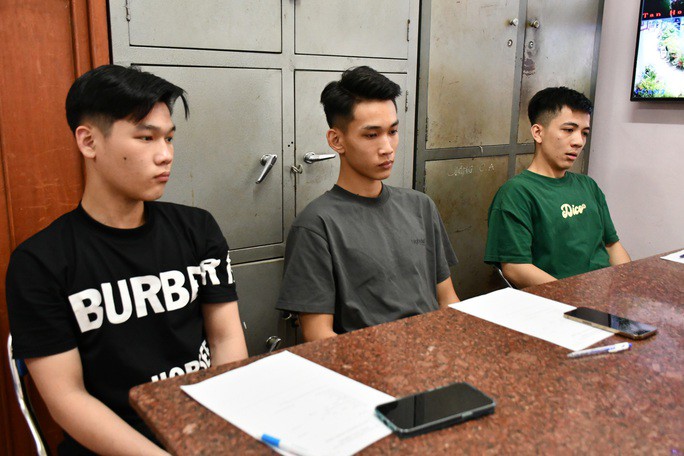 Xã hội - Tin tức 24h qua: 'Biểu diễn' chạy mô tô bằng 1 bánh trên quốc lộ, 3 thanh niên bị tạm giữ