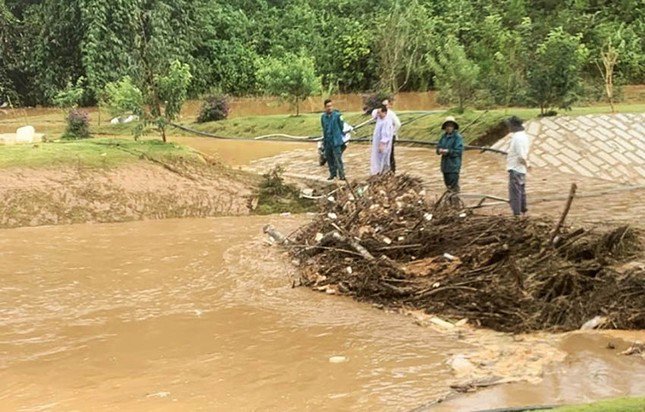 Xã hội - Tin tức 24h qua: 'Biểu diễn' chạy mô tô bằng 1 bánh trên quốc lộ, 3 thanh niên bị tạm giữ (Hình 3).