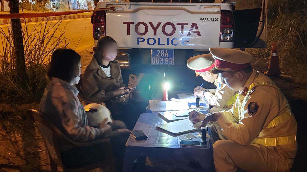 Xã hội - Tin tức 24h qua: 'Biểu diễn' chạy mô tô bằng 1 bánh trên quốc lộ, 3 thanh niên bị tạm giữ (Hình 5).