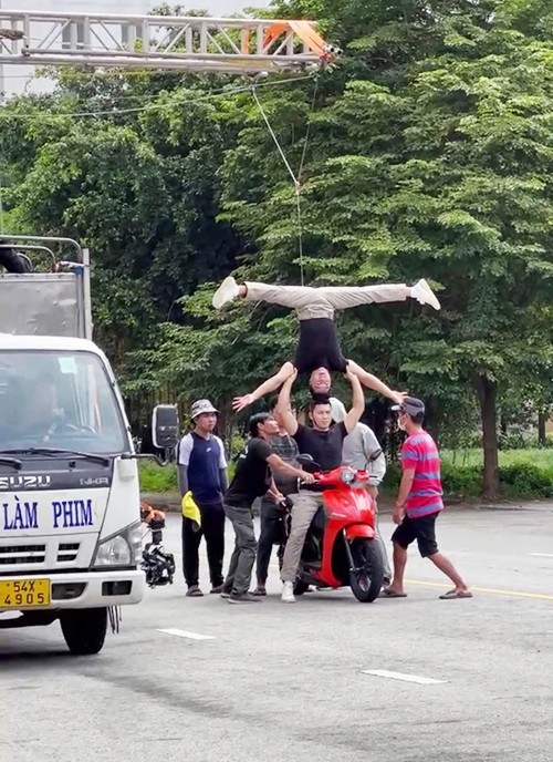 Hồ sơ điều tra - Công an thông tin vụ 2 nghệ sĩ Quốc Cơ – Quốc Nghiệp “chồng đầu đi xe máy” (Hình 2).