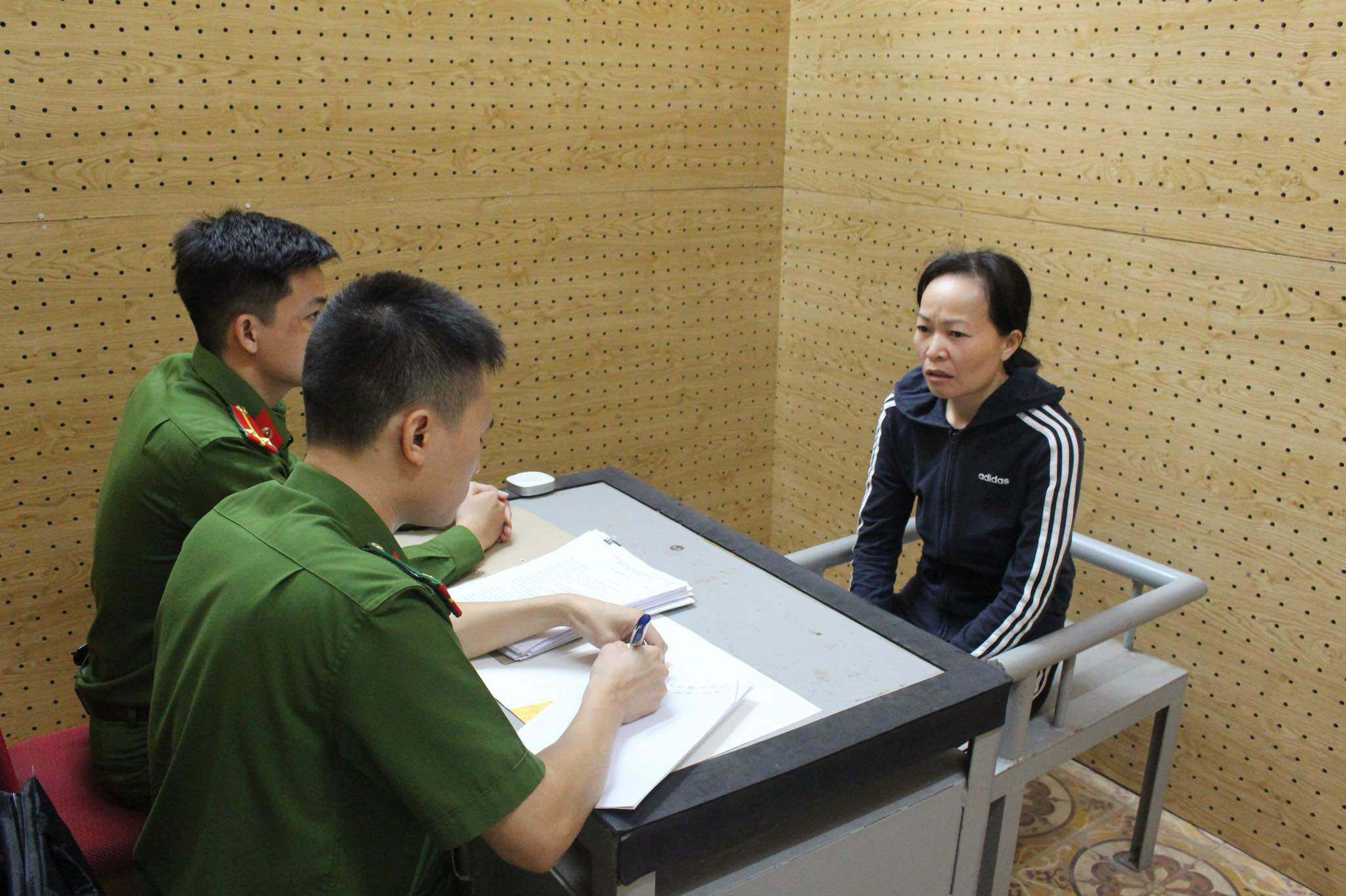 Xã hội - Tin tức 24h qua: Nữ nhân viên nhà bếp bỏ thuốc sâu vào thức ăn của học sinh khai gì?