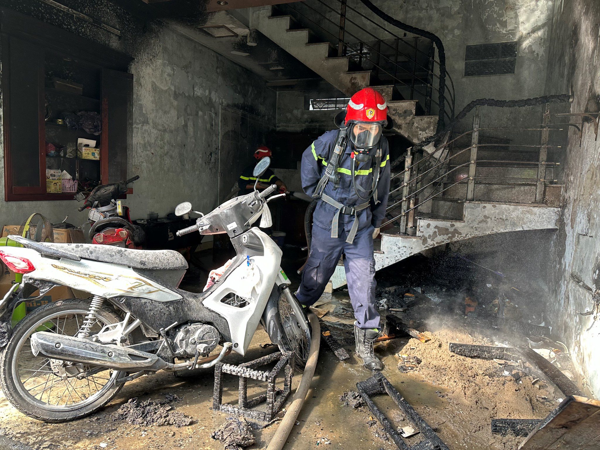 Dân sinh - Cứu nhiều người mắc kẹt trong ngôi nhà cháy ở Hải Phòng (Hình 2).