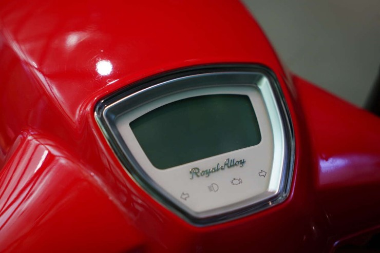 Công nghệ - Royal Alloy Youth Edition 2024 - dòng xe ga thiết kế 'lộ cơ' độc đáo thách thức SH, Vespa (Hình 2).