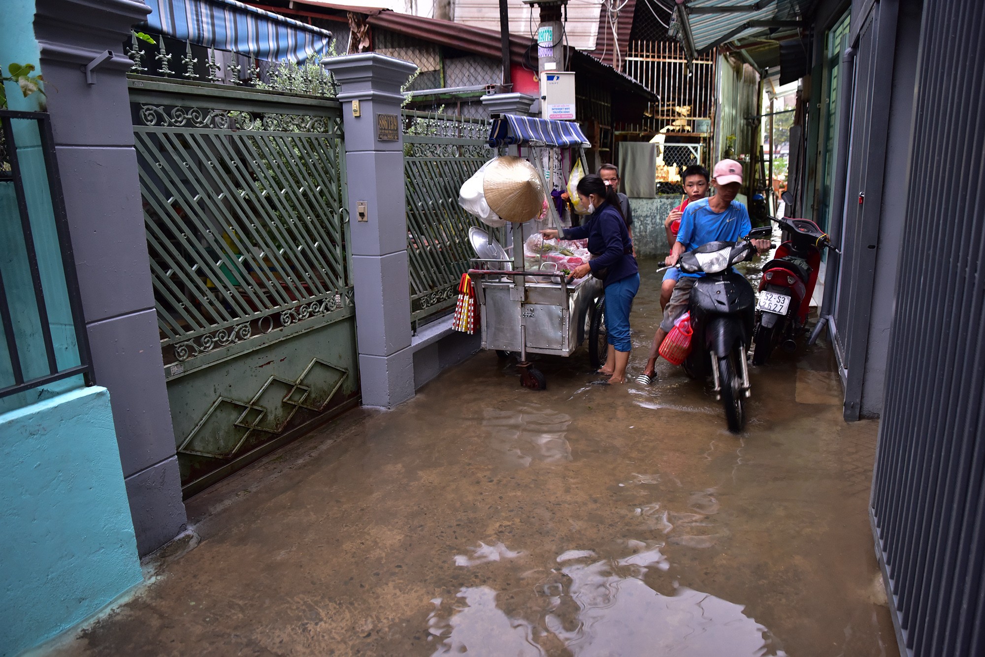 Không nên bỏ lỡ - Người dân TP.HCM vật lộn với nước ngập do triều cường dâng cao