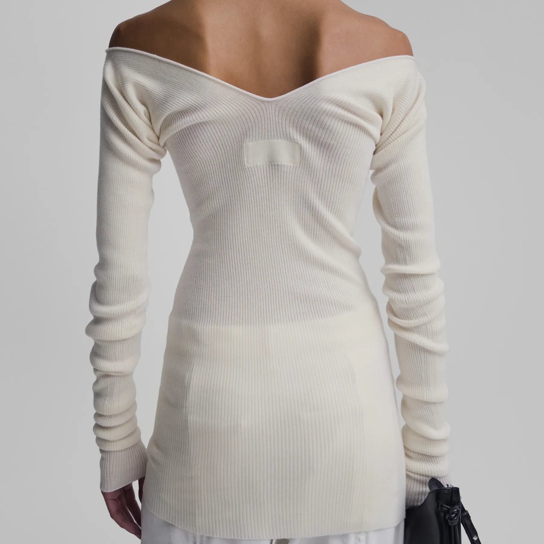 Công nghệ - Phoebe Philo ra mắt bộ sưu tập đầu tay 2 màu trắng đen đẹp thanh lịch (Hình 3).