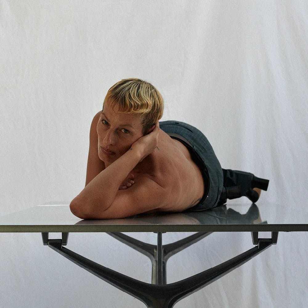 Công nghệ - Phoebe Philo ra mắt bộ sưu tập đầu tay 2 màu trắng đen đẹp thanh lịch (Hình 11).