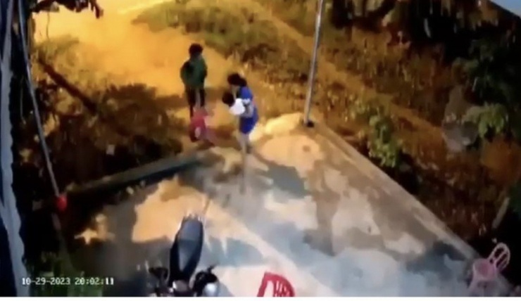 Xã hội - Tin tức 24h qua: Ném con gái ra đường đến rạn xương vì... giận vợ