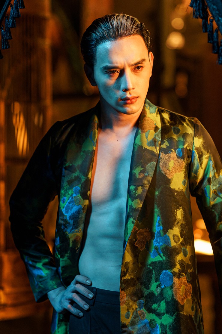 Giải trí - Chi Pu táo bạo tái xuất điện ảnh, diện váy xẻ ngực sâu hút (Hình 4).