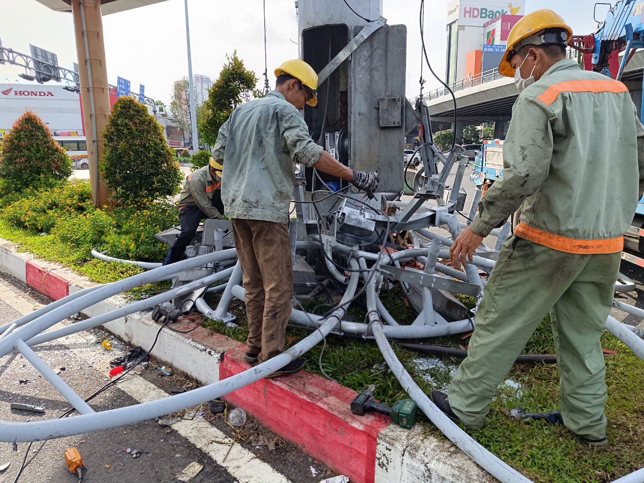 Xã hội - TPHCM: Giàn đèn chiếu sáng rơi giữa ngã tư, 1 người bị thương (Hình 3).