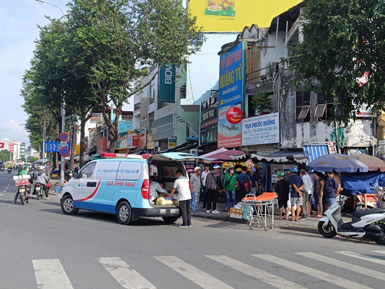 Xã hội - TPHCM: Giàn đèn chiếu sáng rơi giữa ngã tư, 1 người bị thương (Hình 2).