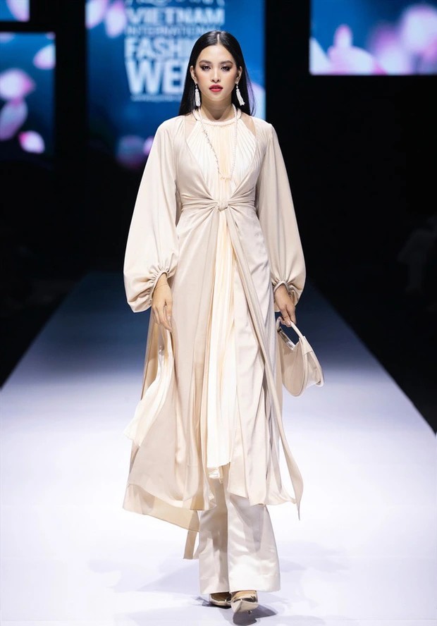 Giải trí - “Mỹ nữ Việt nghìn năm có một' lên tiếng sau sự cố váy, bỏ dở catwalk chạy vào cánh gà (Hình 7).