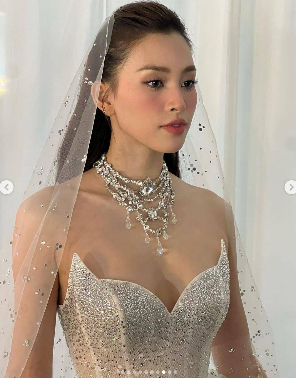 Giải trí - “Mỹ nữ Việt nghìn năm có một' lên tiếng sau sự cố váy, bỏ dở catwalk chạy vào cánh gà (Hình 5).