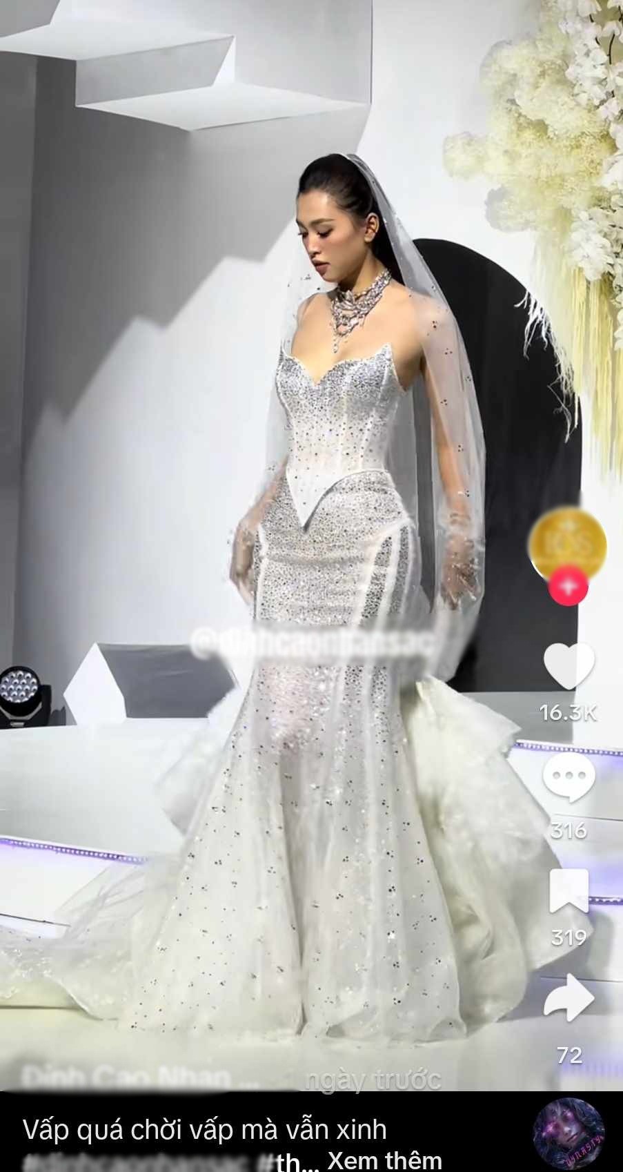 Giải trí - “Mỹ nữ Việt nghìn năm có một' lên tiếng sau sự cố váy, bỏ dở catwalk chạy vào cánh gà (Hình 2).