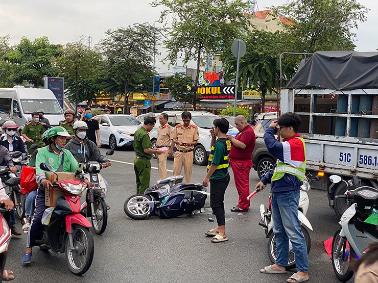 Dân sinh - Cửa ngõ sân bay Tân Sơn Nhất kẹt xe khủng khiếp sau vụ tai nạn chết người