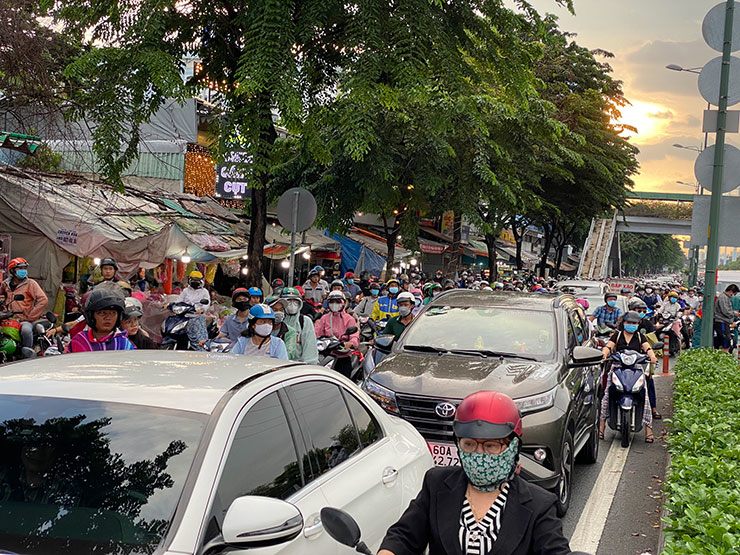 Dân sinh - Cửa ngõ sân bay Tân Sơn Nhất kẹt xe khủng khiếp sau vụ tai nạn chết người (Hình 3).