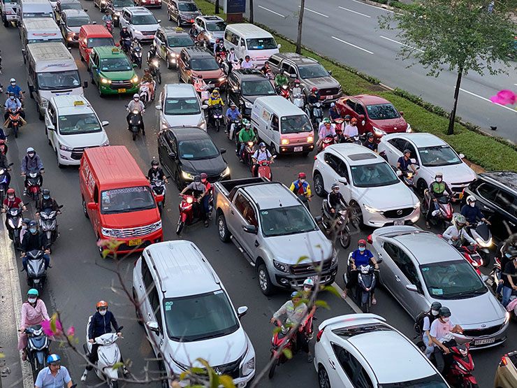 Dân sinh - Cửa ngõ sân bay Tân Sơn Nhất kẹt xe khủng khiếp sau vụ tai nạn chết người (Hình 5).