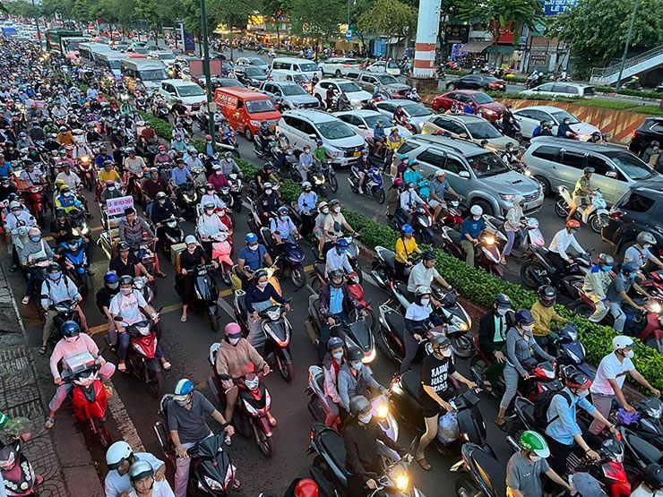 Dân sinh - Cửa ngõ sân bay Tân Sơn Nhất kẹt xe khủng khiếp sau vụ tai nạn chết người (Hình 7).