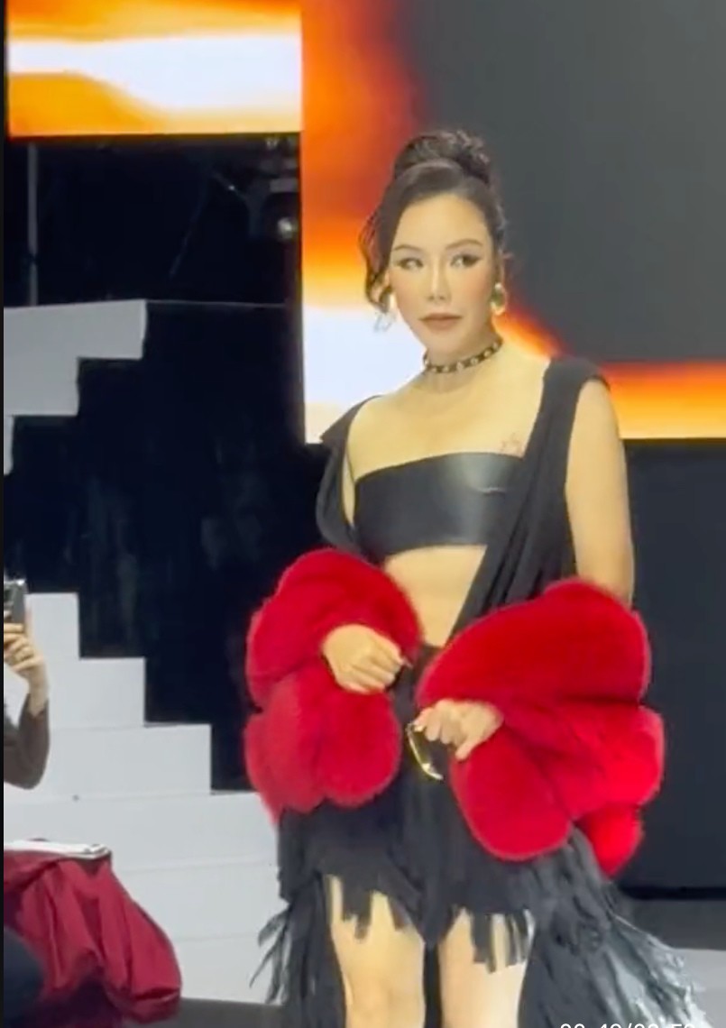 Giải trí - Hồ Quỳnh Hương U50 lần đầu catwalk đã làm vedette, ngang hàng á hậu (Hình 2).