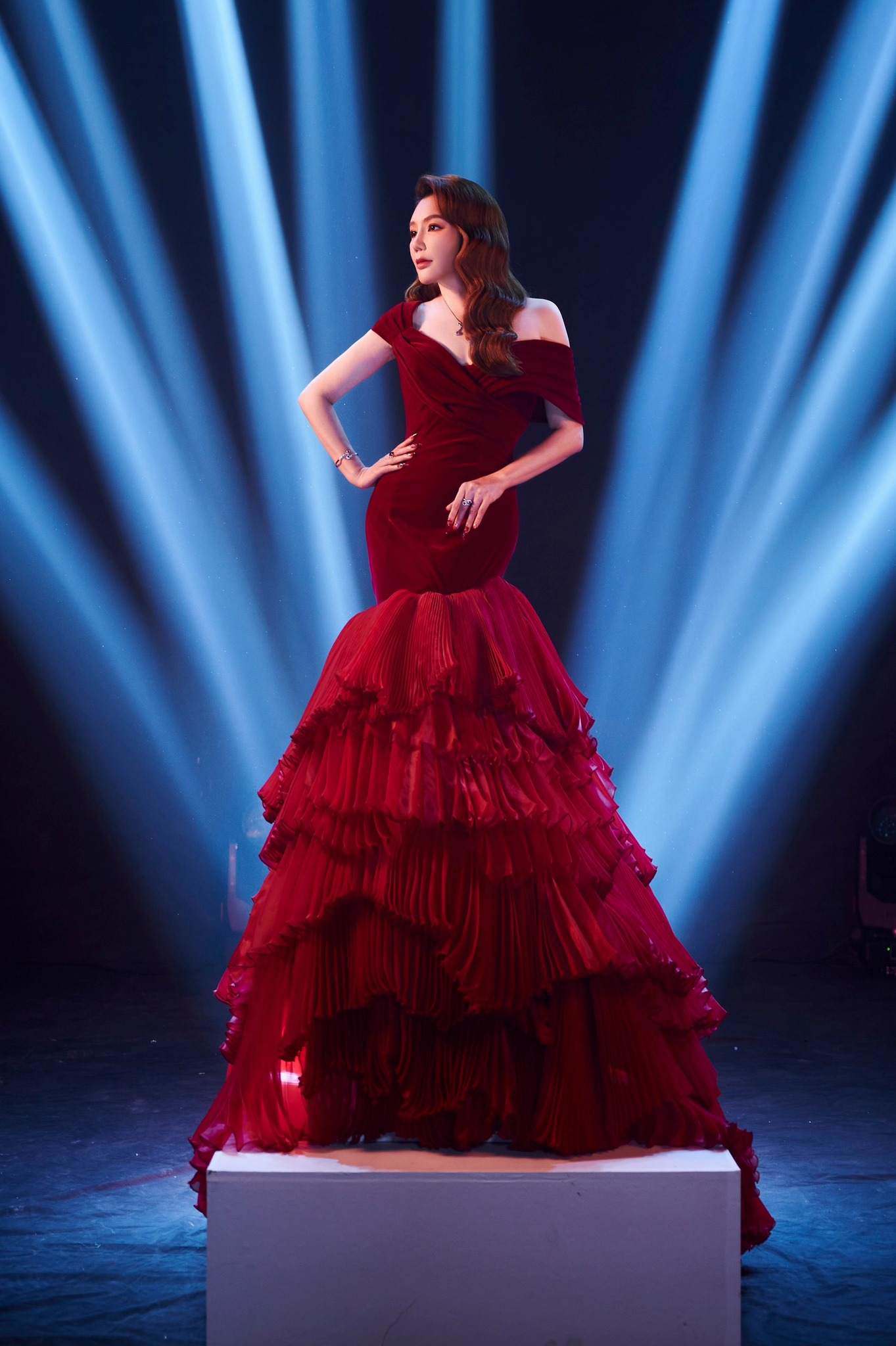 Giải trí - Hồ Quỳnh Hương U50 lần đầu catwalk đã làm vedette, ngang hàng á hậu (Hình 6).