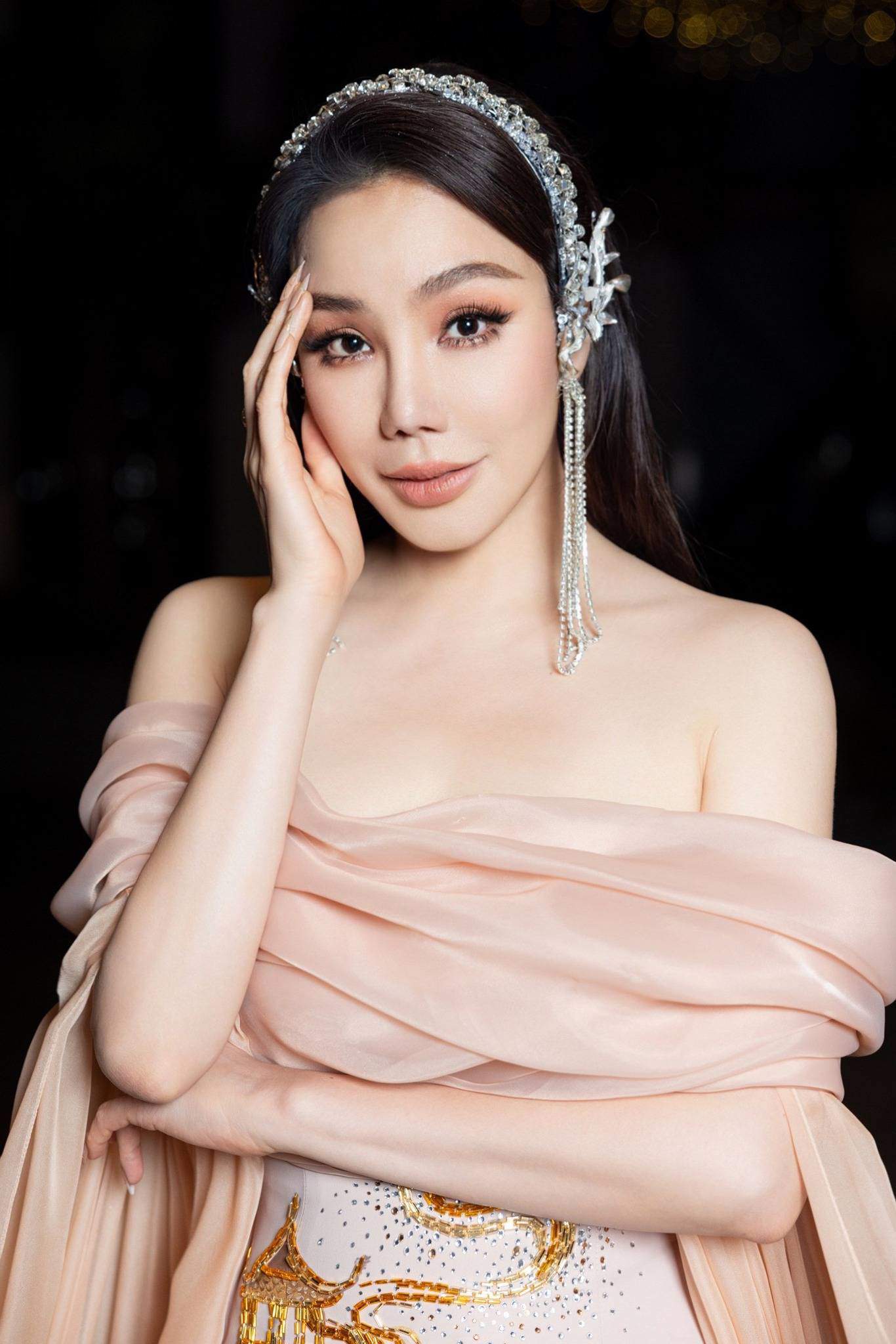 Giải trí - Hồ Quỳnh Hương U50 lần đầu catwalk đã làm vedette, ngang hàng á hậu (Hình 4).