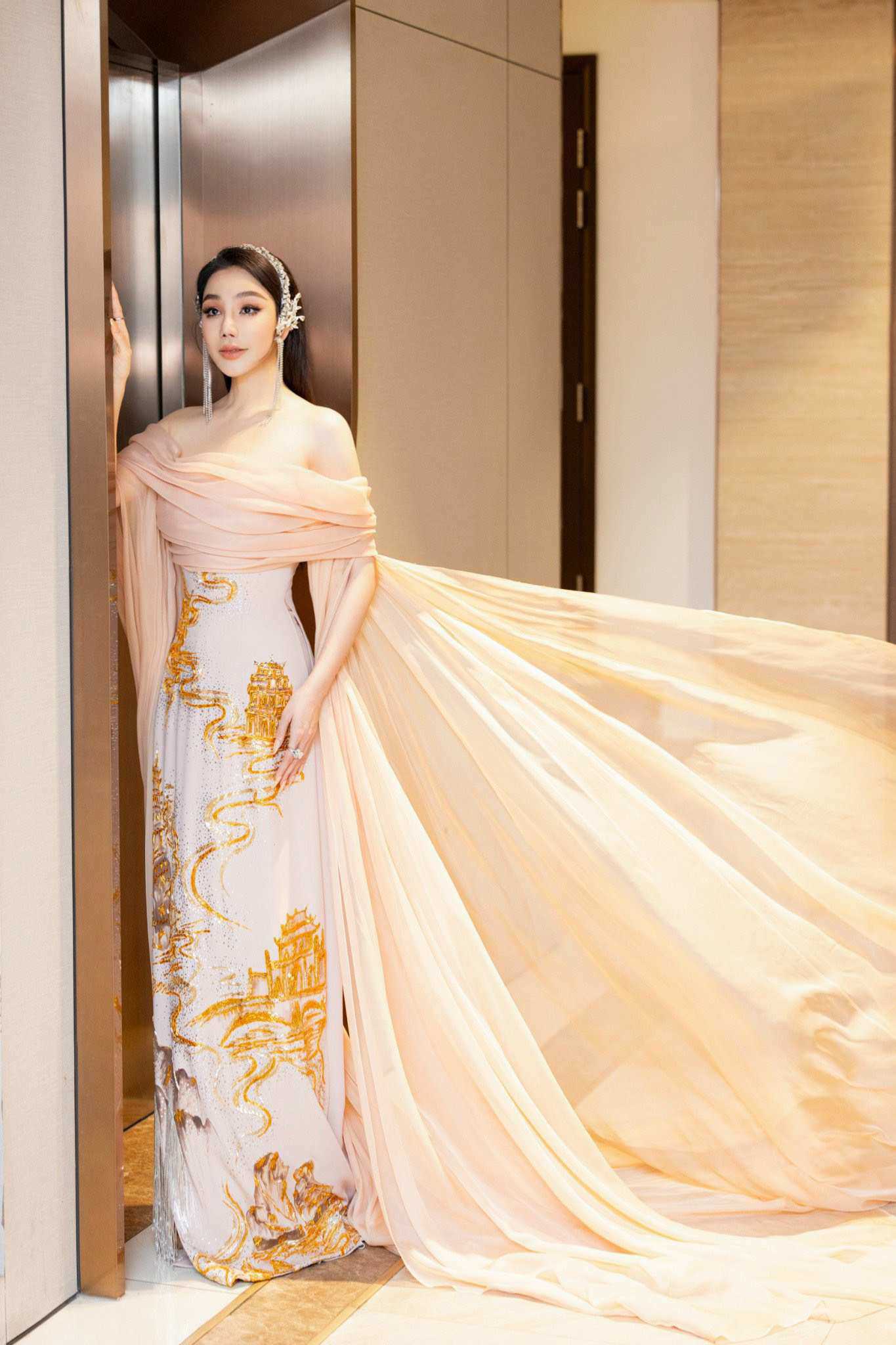 Giải trí - Hồ Quỳnh Hương U50 lần đầu catwalk đã làm vedette, ngang hàng á hậu (Hình 5).