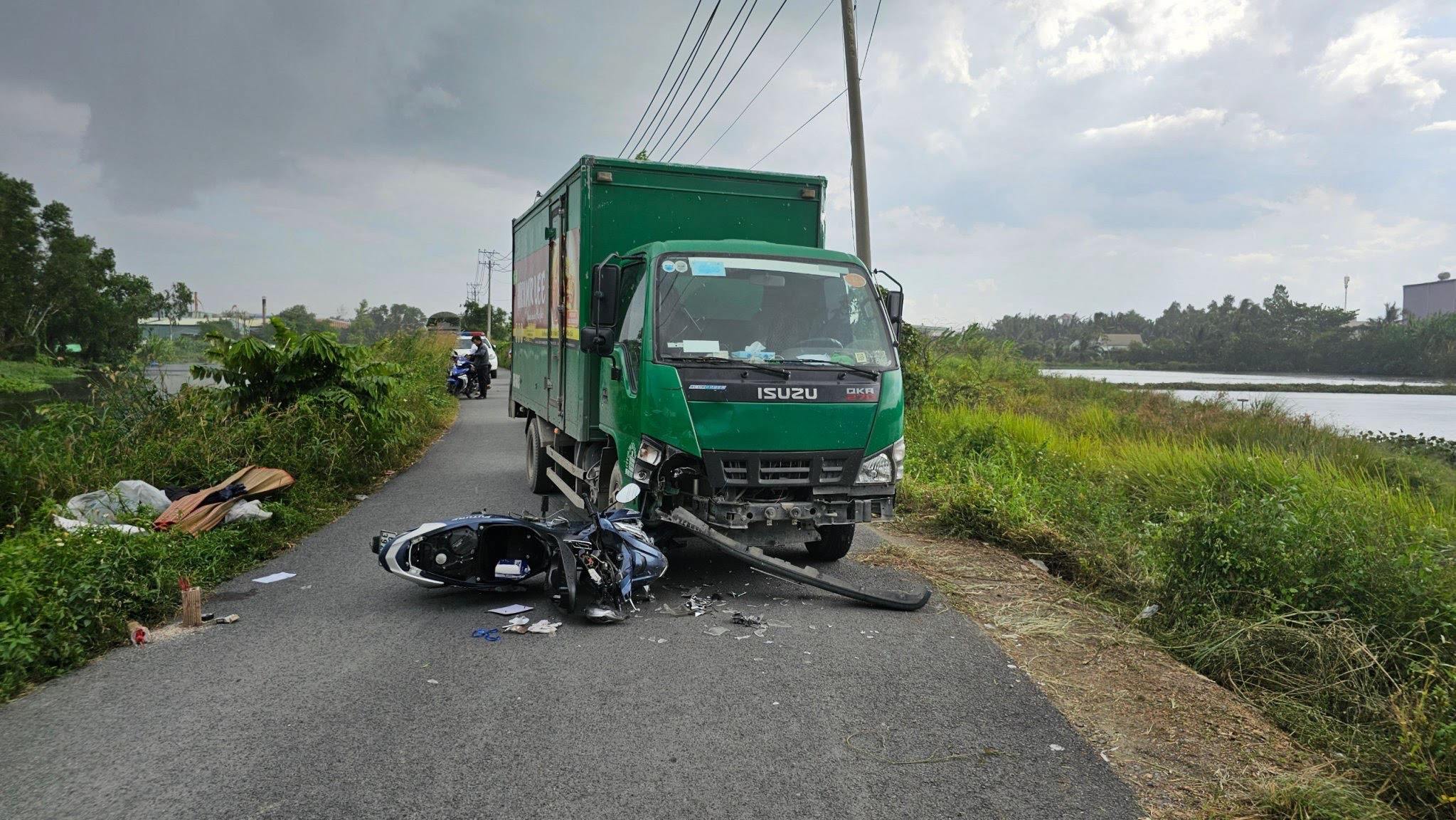 Không nên bỏ lỡ - Va chạm với ô tô tải đồng nghiệp cầm lái, tài xế xe máy tử vong