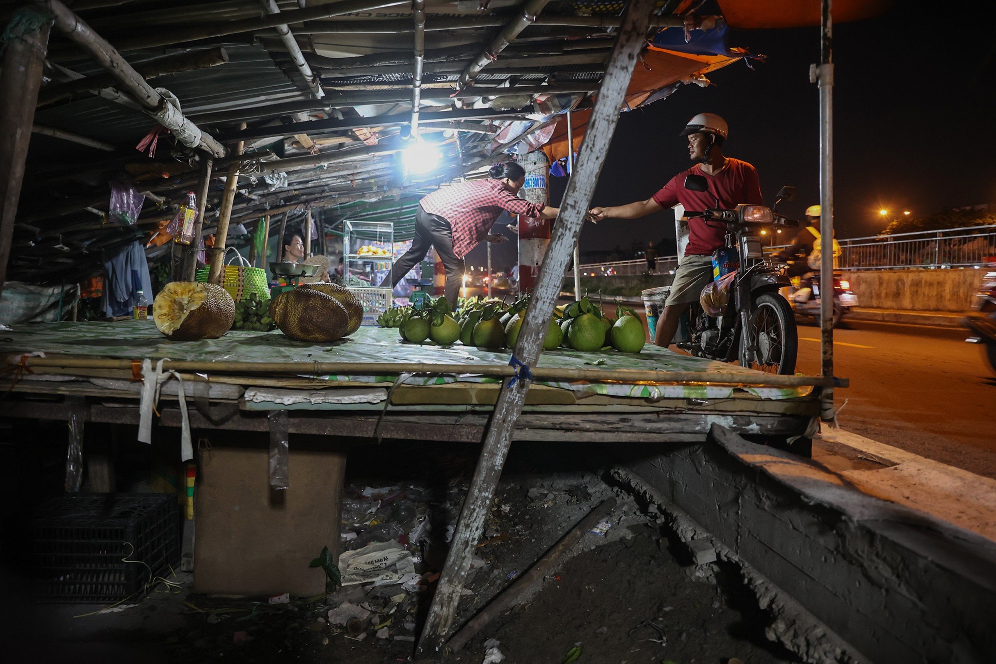 Dân sinh - Những căn nhà khi thành hầm, lúc thành ao bên công trình ngăn triều ở TP.HCM (Hình 17).