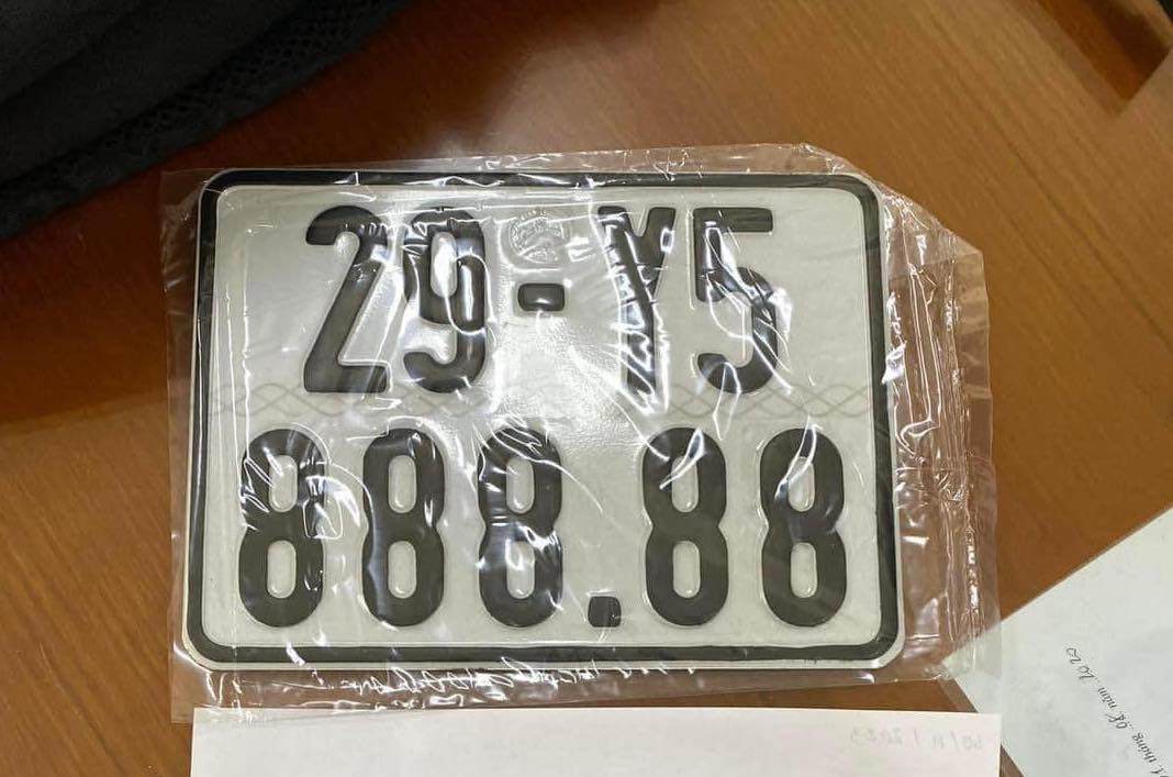 Dân sinh - Hà Nội: Người phụ nữ bấm trúng biển số xe máy ngũ quý 8