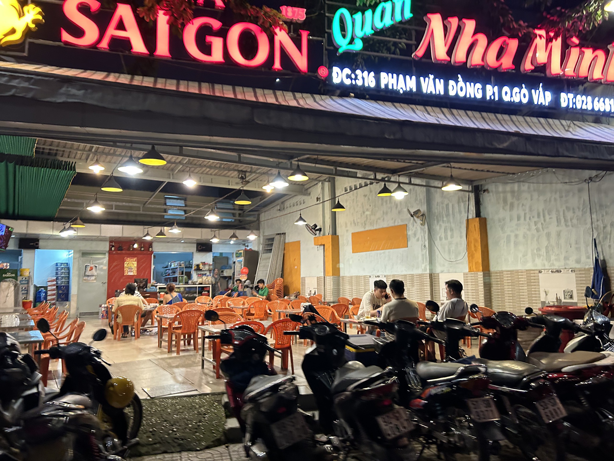 Dân sinh - Hình ảnh bất ngờ tại “con đường ăn uống” ở TP.HCM ngày cuối tuần (Hình 7).