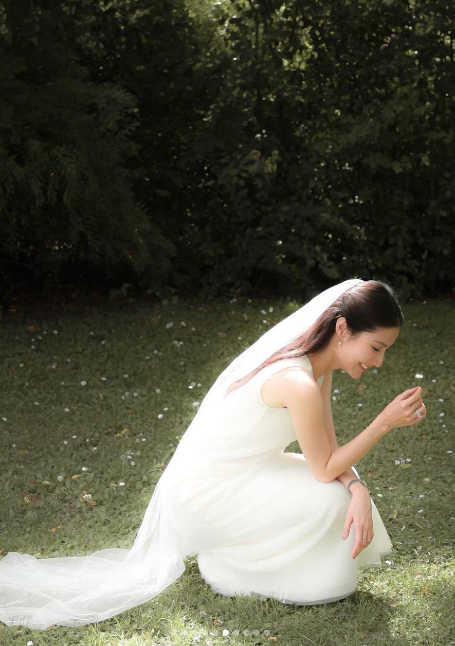 Giải trí - Diễm My 9X đẹp trong veo với váy cưới (Hình 3).