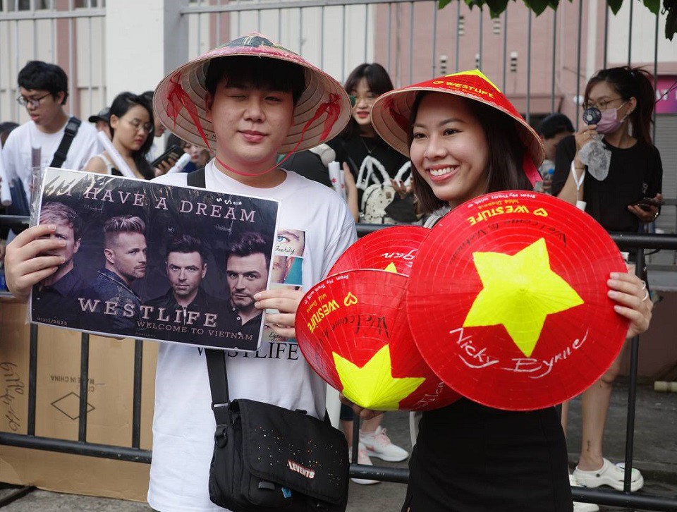 Giải trí - Đêm nhạc Westlife hút 15.000 người: Nhiều khán giả bức xúc vì vé 4 triệu “thua xa” vé 600 nghìn (Hình 2).