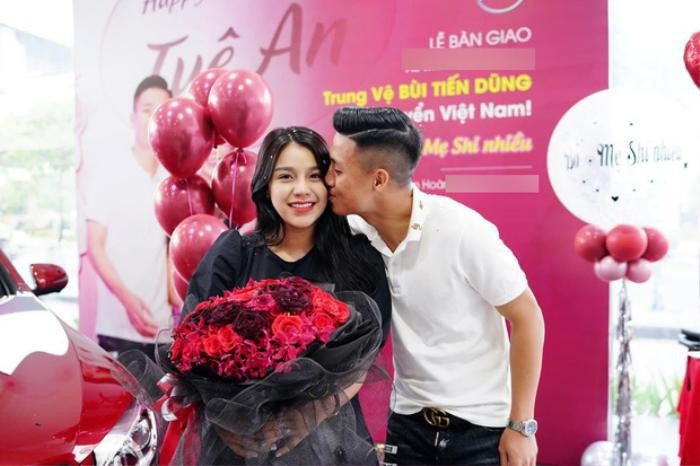 Thể thao - Hội cầu thủ 'chăm' người yêu: Bùi Tiến Dũng tặng quà cả tỷ đồng, 'ting ting' nhiều số 0 (Hình 3).