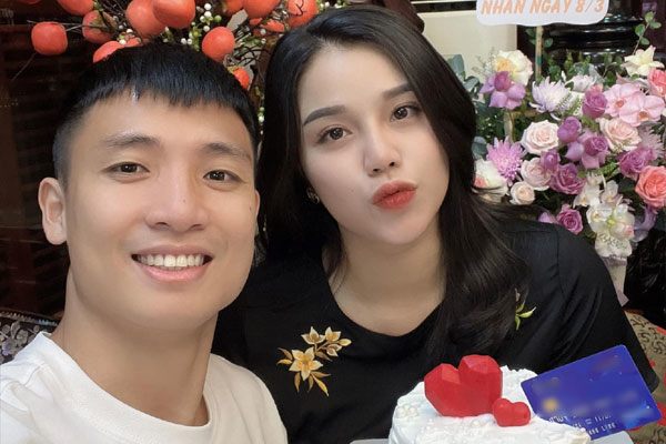 Thể thao - Hội cầu thủ 'chăm' người yêu: Bùi Tiến Dũng tặng quà cả tỷ đồng, 'ting ting' nhiều số 0