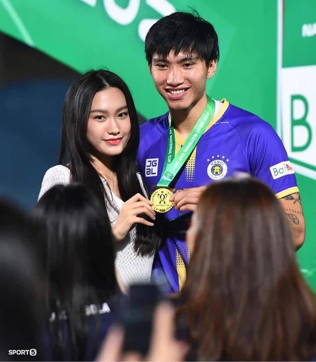 Thể thao - Hội cầu thủ 'chăm' người yêu: Bùi Tiến Dũng tặng quà cả tỷ đồng, 'ting ting' nhiều số 0 (Hình 8).