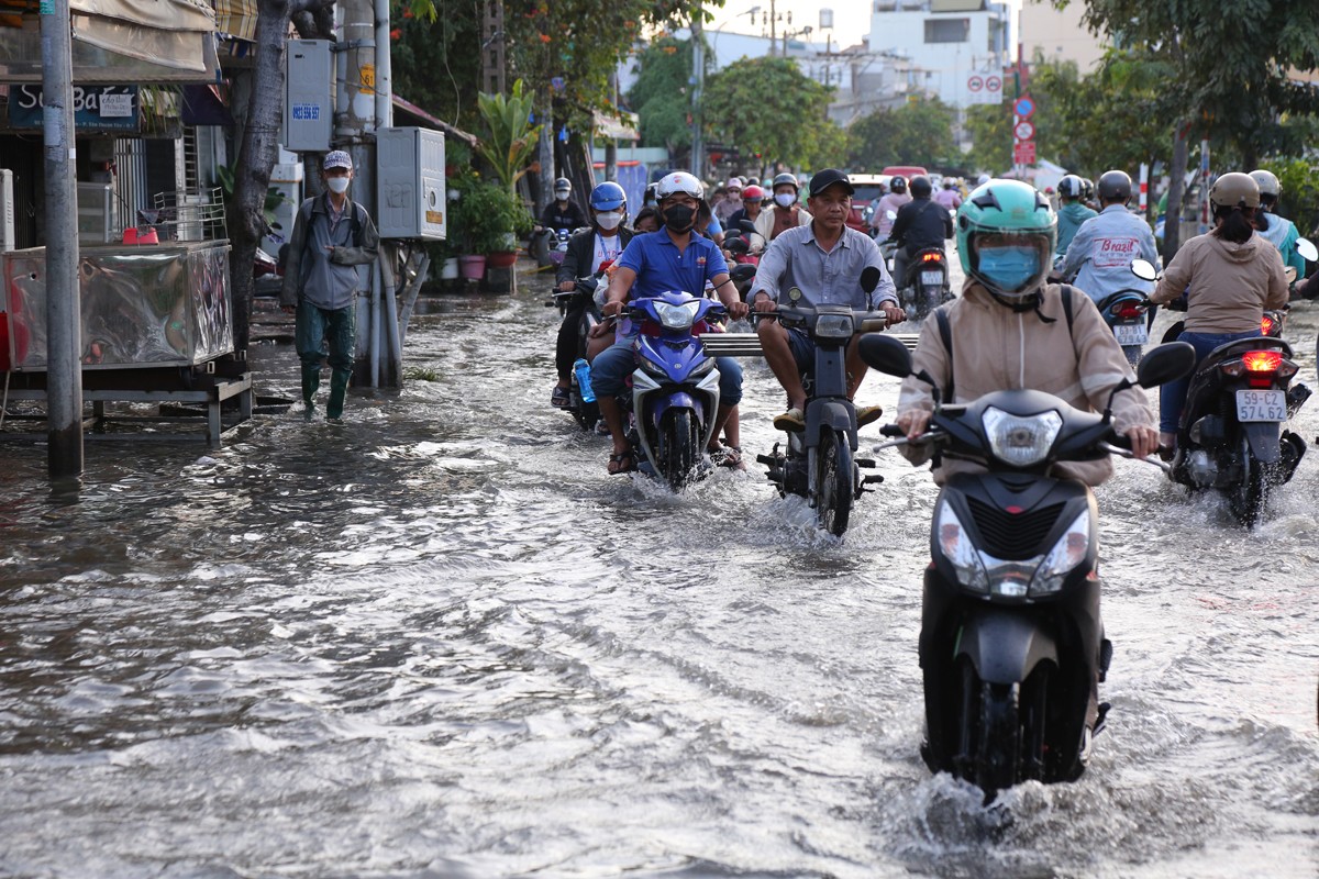 Dân sinh - Người dân TP.HCM quay cuồng trên “phố sông” trong ngày triều cường