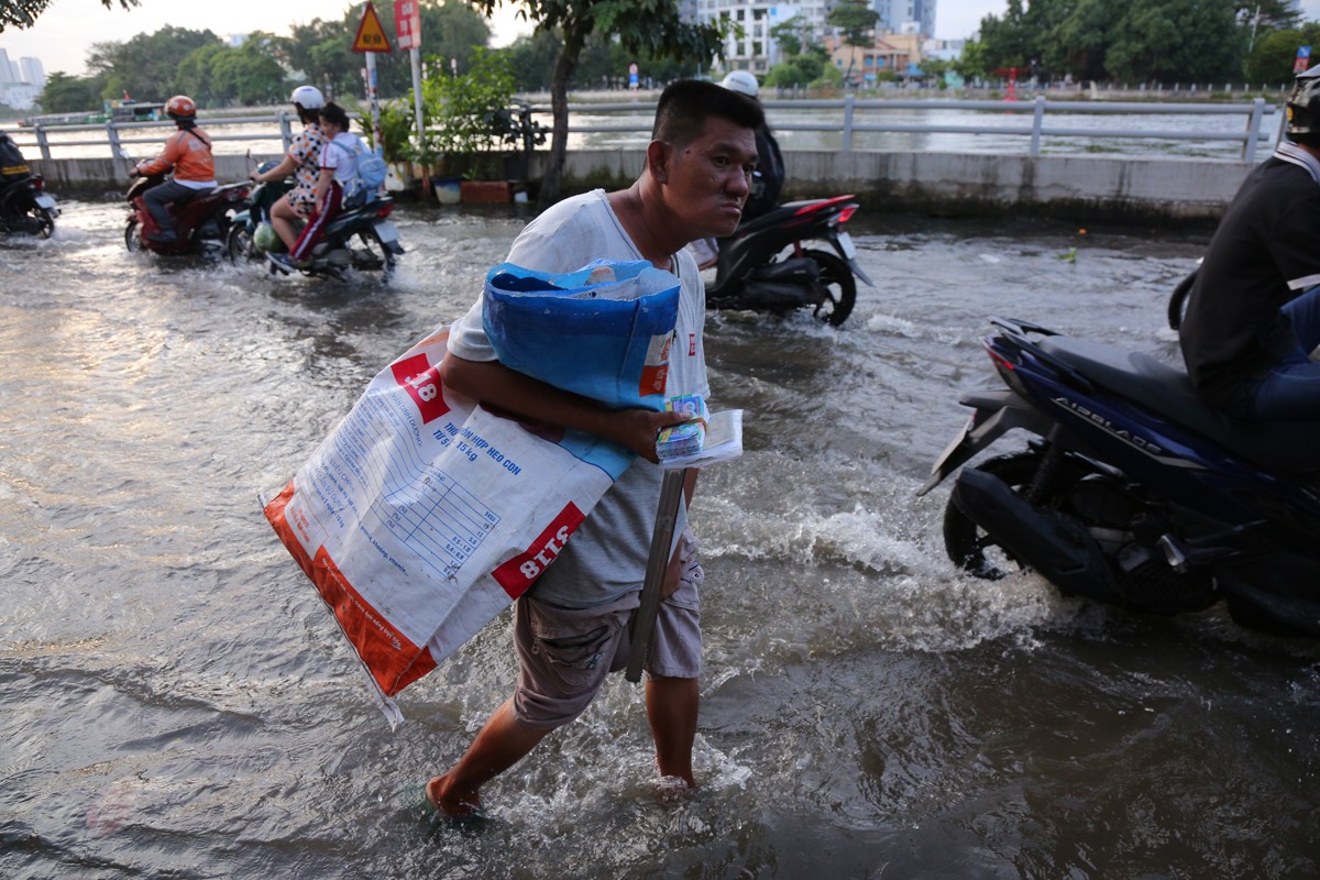 Dân sinh - Người dân TP.HCM quay cuồng trên “phố sông” trong ngày triều cường (Hình 10).