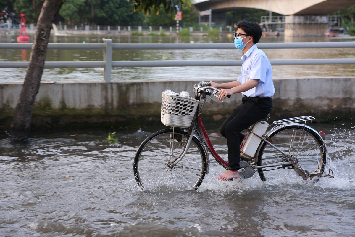 Dân sinh - Người dân TP.HCM quay cuồng trên “phố sông” trong ngày triều cường (Hình 11).