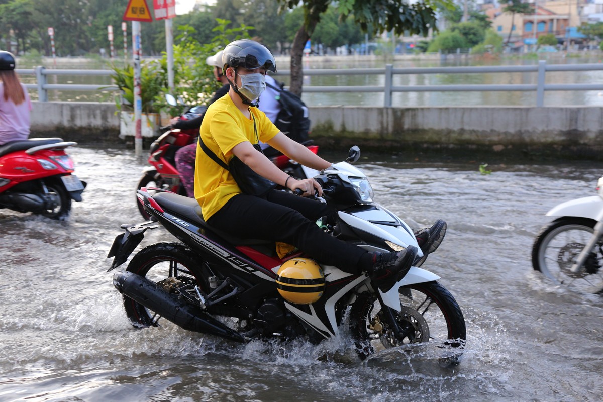 Dân sinh - Người dân TP.HCM quay cuồng trên “phố sông” trong ngày triều cường (Hình 12).