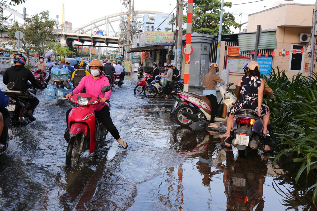 Dân sinh - Người dân TP.HCM quay cuồng trên “phố sông” trong ngày triều cường (Hình 13).