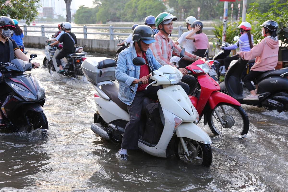 Dân sinh - Người dân TP.HCM quay cuồng trên “phố sông” trong ngày triều cường (Hình 2).