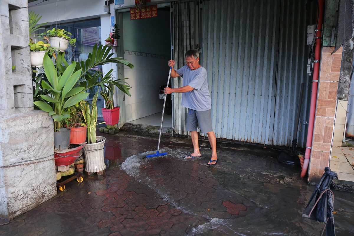 Dân sinh - Người dân TP.HCM quay cuồng trên “phố sông” trong ngày triều cường (Hình 3).