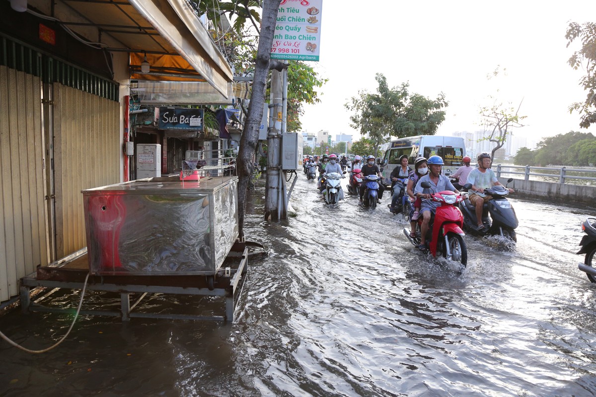 Dân sinh - Người dân TP.HCM quay cuồng trên “phố sông” trong ngày triều cường (Hình 4).