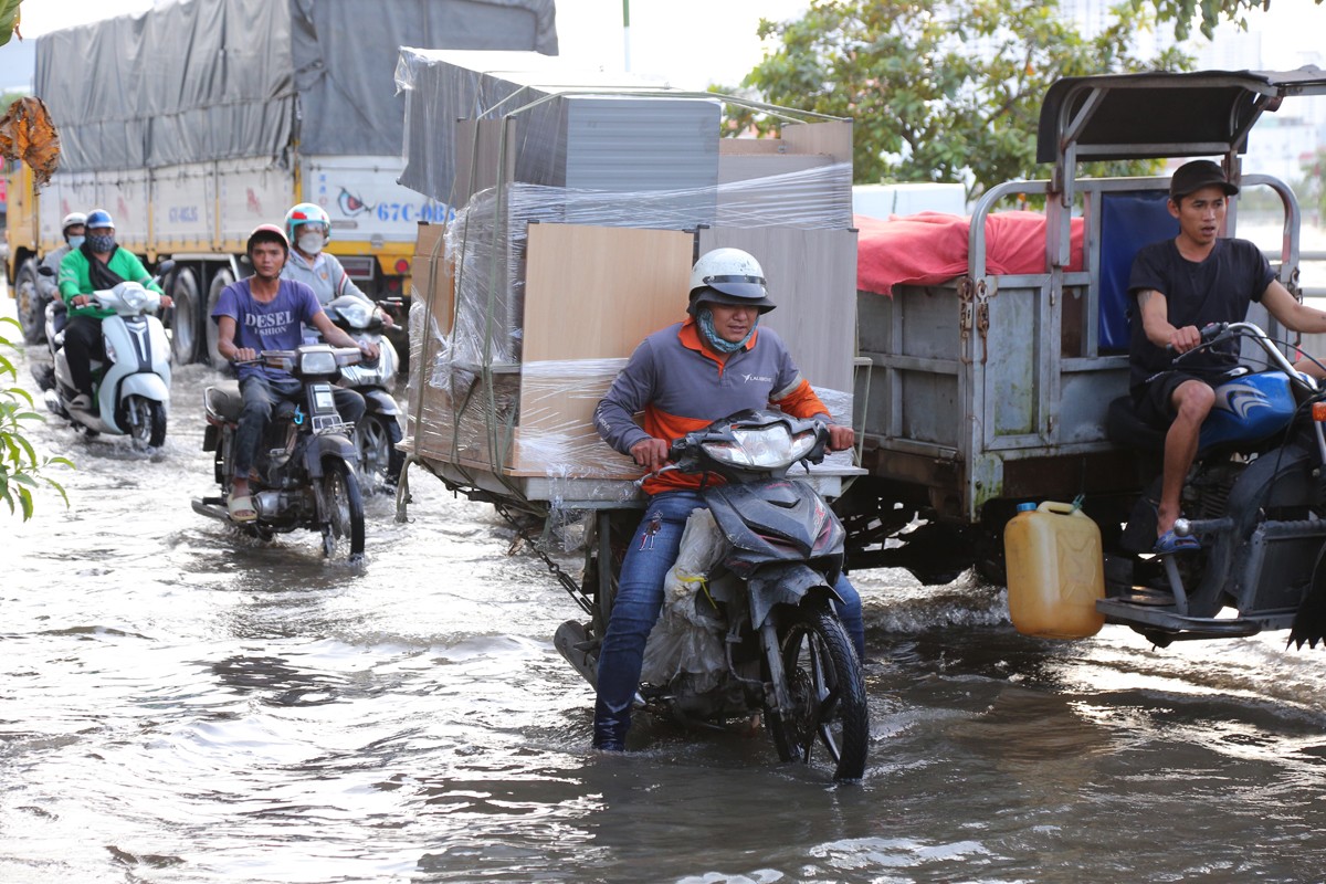 Dân sinh - Người dân TP.HCM quay cuồng trên “phố sông” trong ngày triều cường (Hình 5).