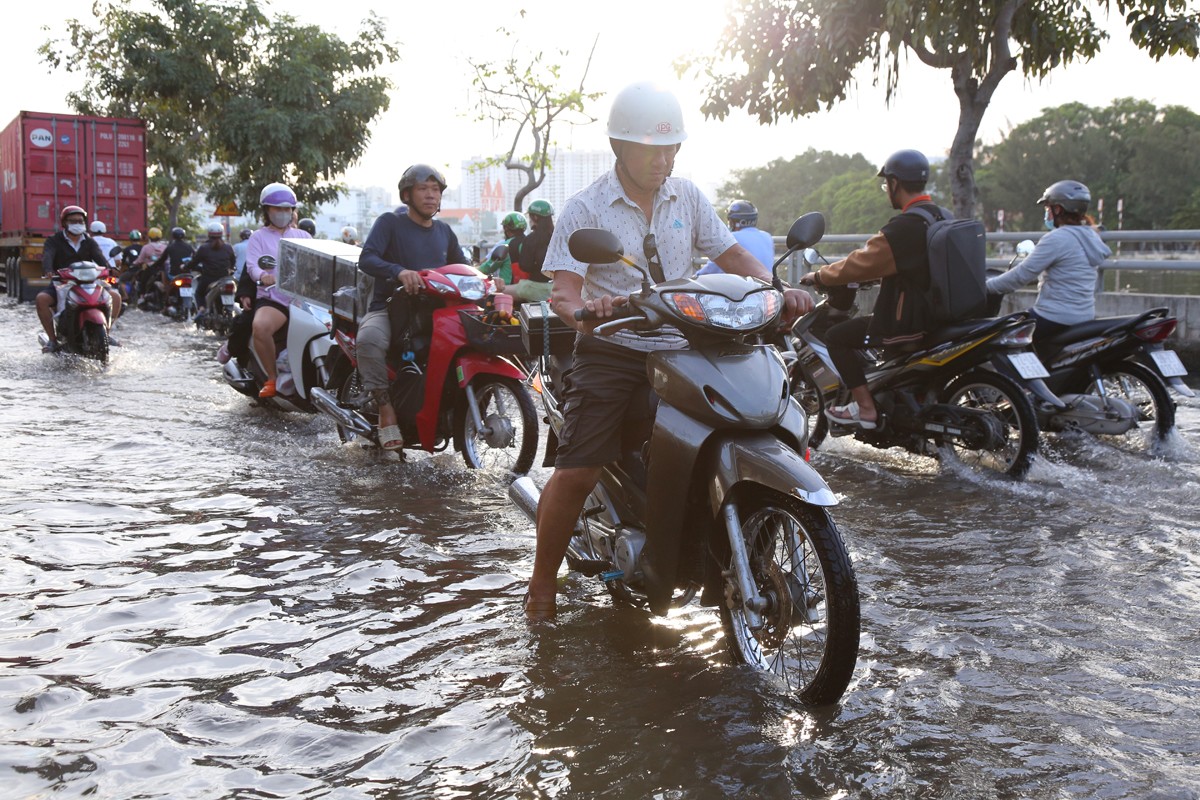 Dân sinh - Người dân TP.HCM quay cuồng trên “phố sông” trong ngày triều cường (Hình 6).