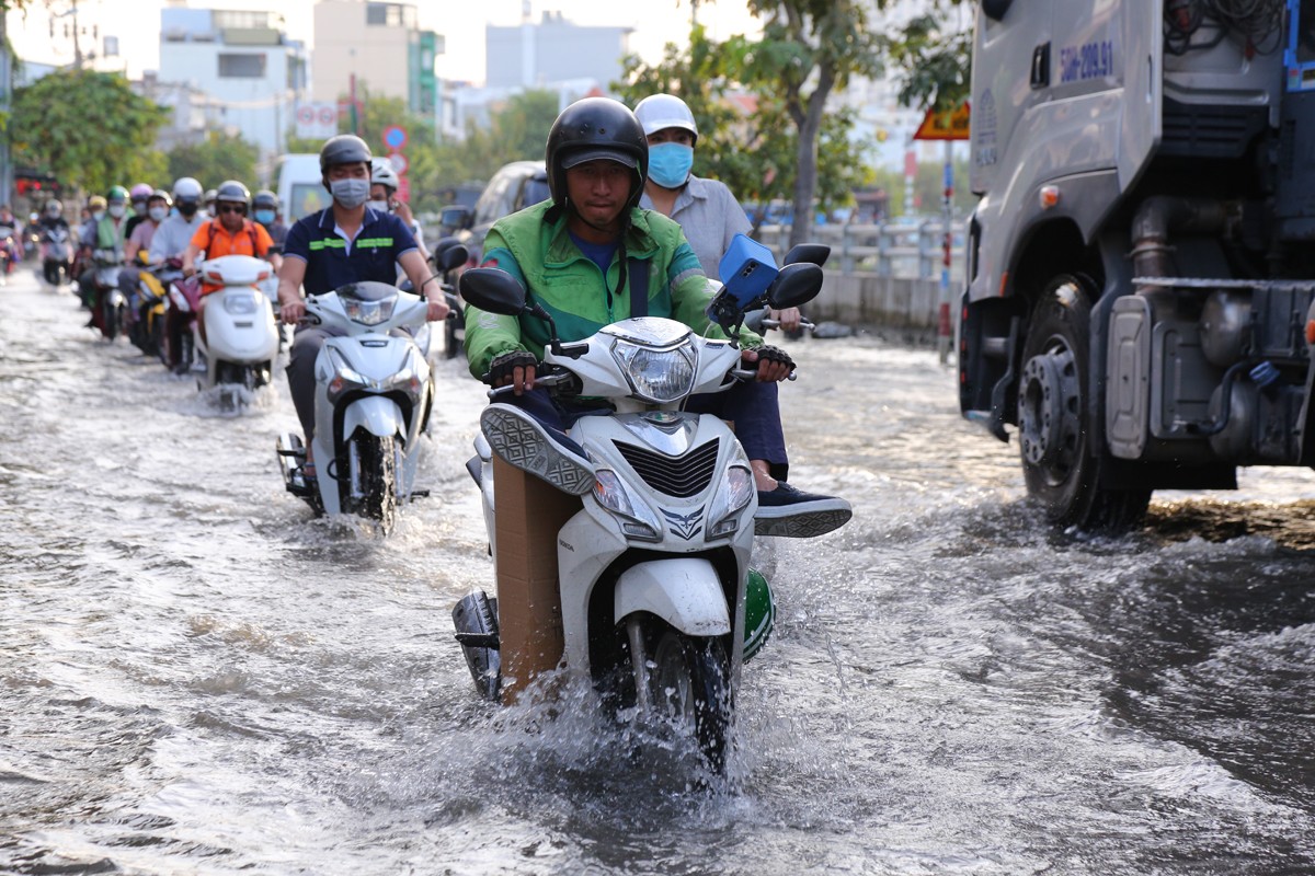 Dân sinh - Người dân TP.HCM quay cuồng trên “phố sông” trong ngày triều cường (Hình 7).