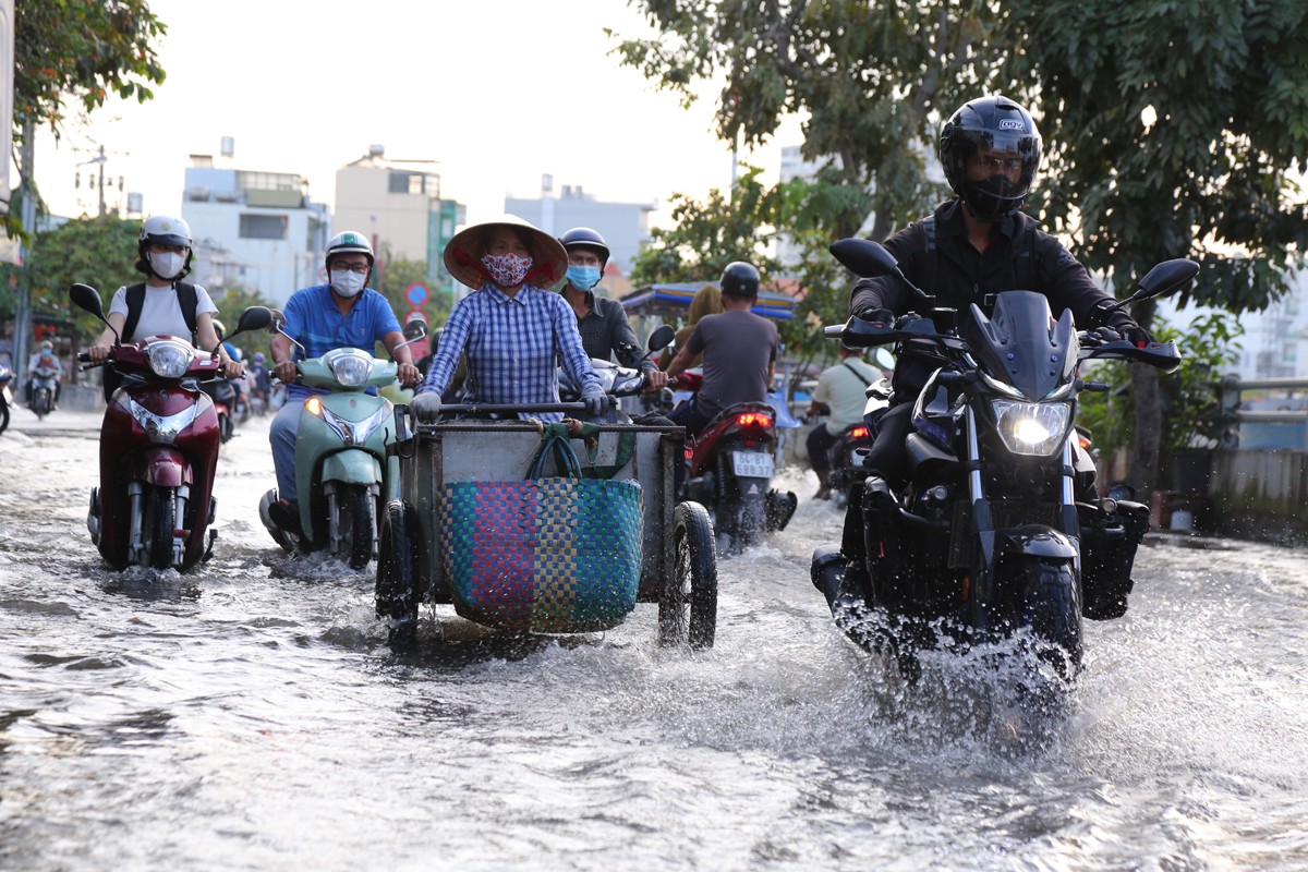 Dân sinh - Người dân TP.HCM quay cuồng trên “phố sông” trong ngày triều cường (Hình 8).